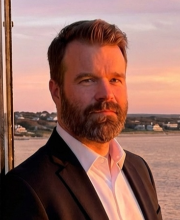 DENNIS GRACE headshot 